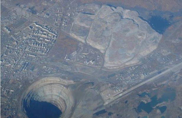 揭秘全球最大钻石坑：坑气能吞直升飞机