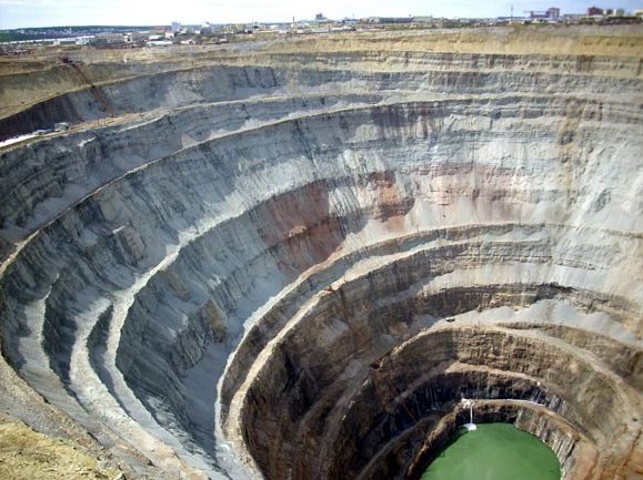 揭秘全球最大钻石坑：坑气能吞直升飞机