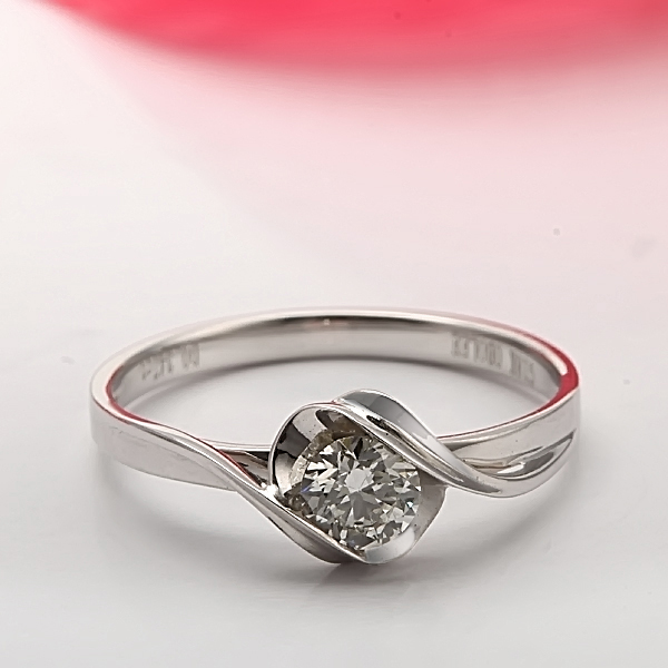 最贵的钻石戒指图片 纯净的钻石晶莹剔透
